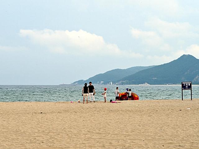 철지난 바닷가, 호젓한 캠핑···여름에 이별을 고하다