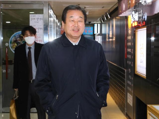 김무성 "친박 중 탄핵 반대 한 명도 없어"...조원진 "법적 대응"