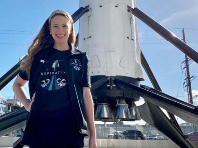 열살 때 <strong>암 극복</strong> 20대 의족 여성 첫 민간우주비행 합류