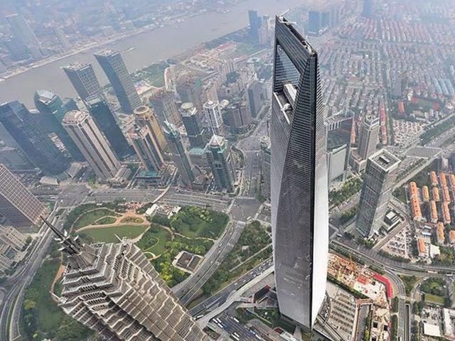 하늘 높이 치솟은 세계 고층 건물 10