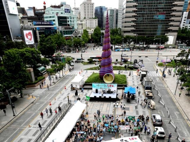 서울 도심에 사람으로 만든 ‘1.5℃’ 새겨져…“지구를 지키는 온도”