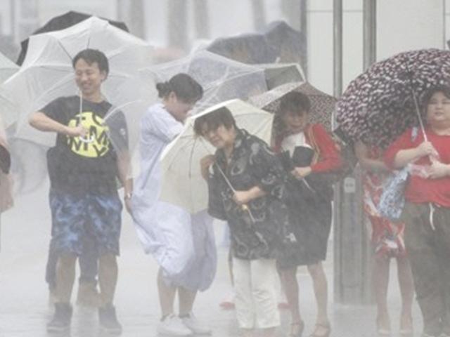 태풍 제비 <strong>일본</strong> 상륙 초읽기, <strong>폭우</strong>에 강풍까지 '역대급' 피해 예상