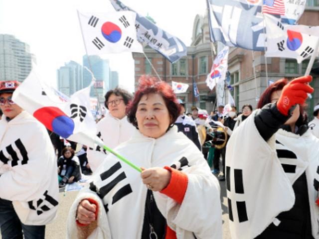 태극기 부대를 어쩌나… 한국당 보수대통합 딜레마
