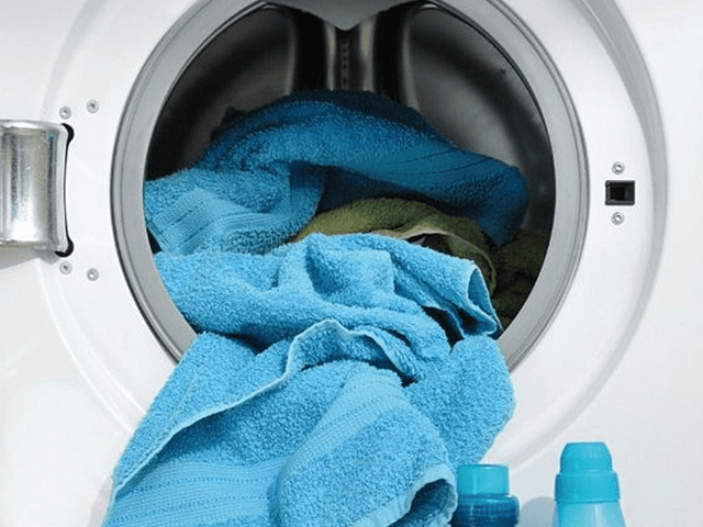 냄새나는 수건을 세제없이 세탁하는 신박한 방법