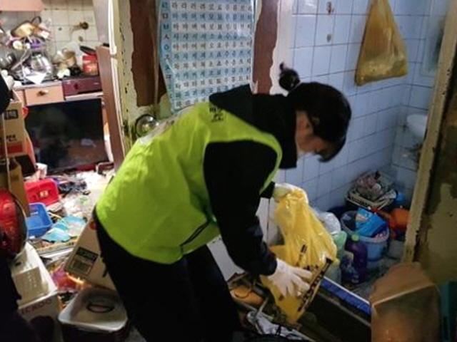 2t 쓰레기더미서 18년간 지내온 가족…경찰·<strong>주민센터</strong> 청소지원