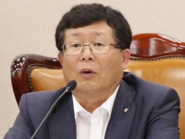 설훈 '20대남성 지지하락 前정부 교육탓'…한국당 "역대급 망언"