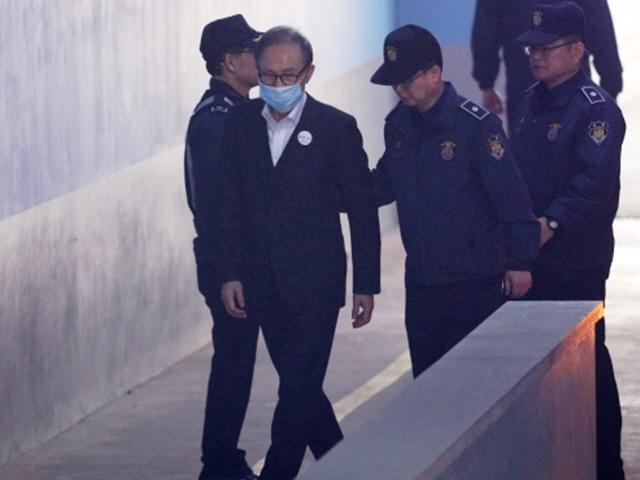 법원, <strong>이명박</strong> 전 대통령 보석…구속 349일만 석방