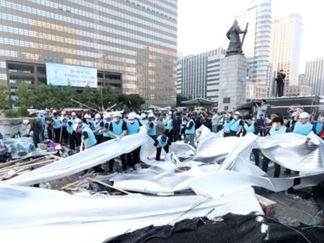 서울시, 46일만에 애국당 천막 철거…1400여명 대치(종합3보)