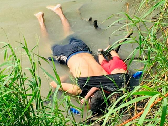 아빠품도 막지 못한 비극...美국경 넘다 이민자 부녀 익사