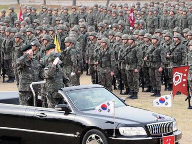 육군 30사단 민간인에 열병 '논란'…훈령 위반 지적도