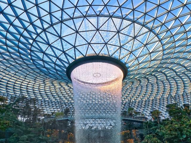 숲속 안에 공항이? 세계에서 가장 높은 폭포가 있는 싱가포르 '창이공항'