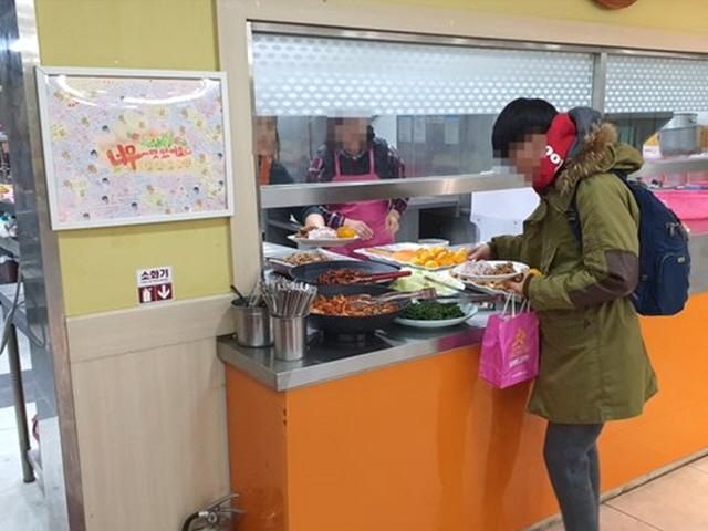 [밀실]배곯는 청춘···영하4도 새벽, 무료급식소 100명 줄섰다