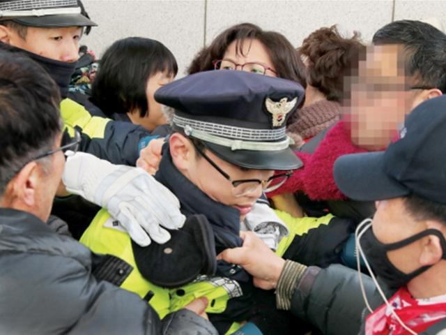 욕하고 머리채 잡고… ‘무법천지 국회’ 만든 한국당 지지자들
