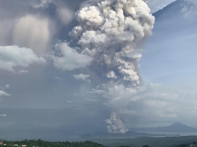 15km 치솟은 화산재…필리핀 따알 화산 폭발