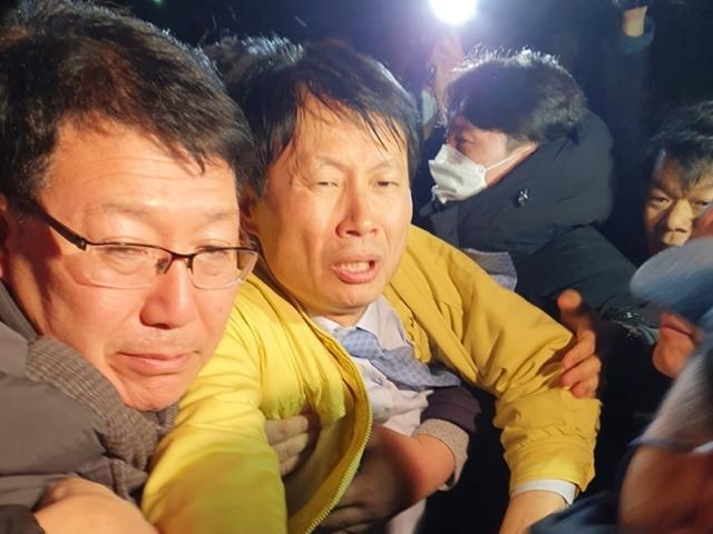 "우한 교민 결사 반대"…진천 주민, 복지부 차관에 물병 세례