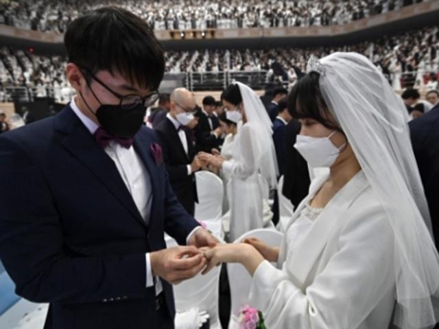 마스크 쓴 신랑신부 등장한 통일교 3만명 합동결혼식