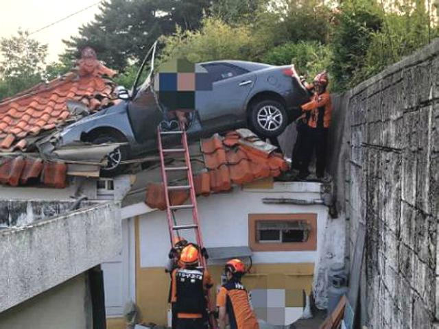 '졸음운전 하다가'…강릉서 주택 지붕에 승용차 추락