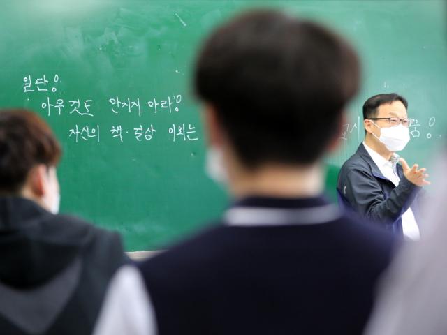 "마스크 수업, 고통 호소"…제주 교사 사망에 학교 현장 '침통'