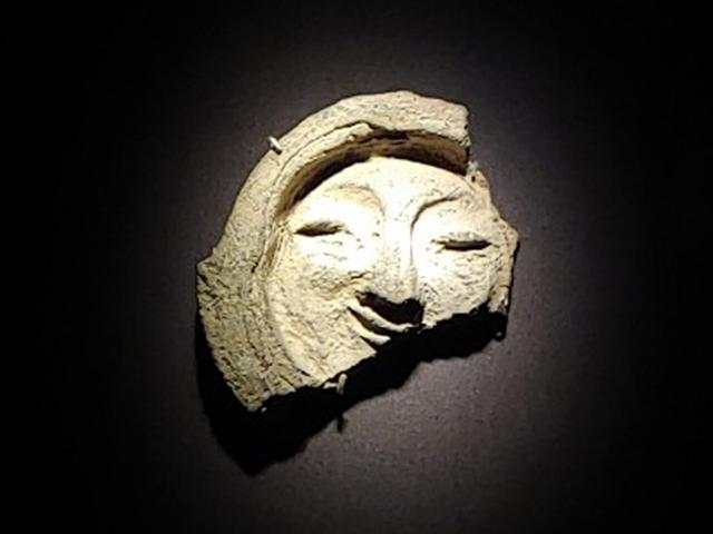 잃어버릴 뻔했다가 되찾은 1400년전 '신라의 미소'…얼굴무늬 수막새의 조각가가 있다? [이기환의 흔적의 역사]