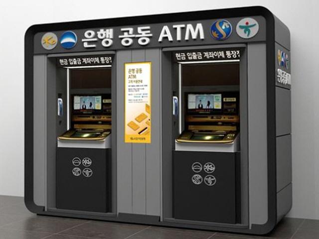 하루 3개씩 사라지던 <strong>ATM</strong>…4대 은행, 오늘부터 '공동 <strong>ATM</strong>' 운영