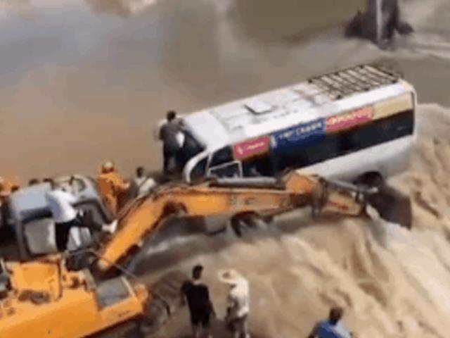 급류속 버스, 굴착기가 구했다…영화같은 구출에 중국이 환호[영상]