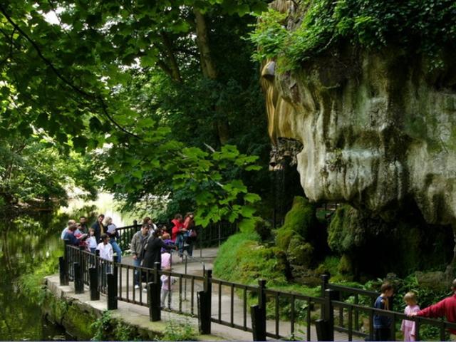 소원을 말하면 돌로 변한다는 영국의 작은 숲속 동굴!