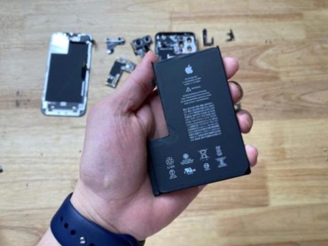 ‘제일 큰’ 아이폰12 뜯어보니…“배터리 3년전 ‘갤S8+’ 수준”