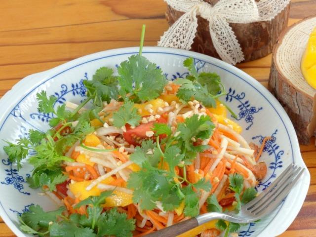 태국 샐러드로 동남아 여행 감성 한 스푼…‘망고 쏨땀’