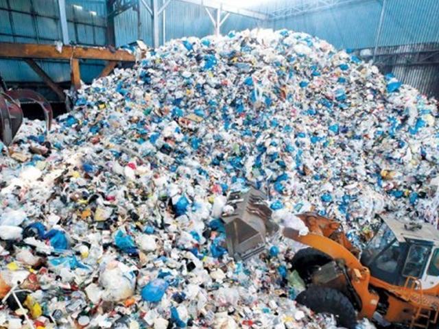 산처럼 쌓이는 쓰레기… 매일 50만t씩 배출