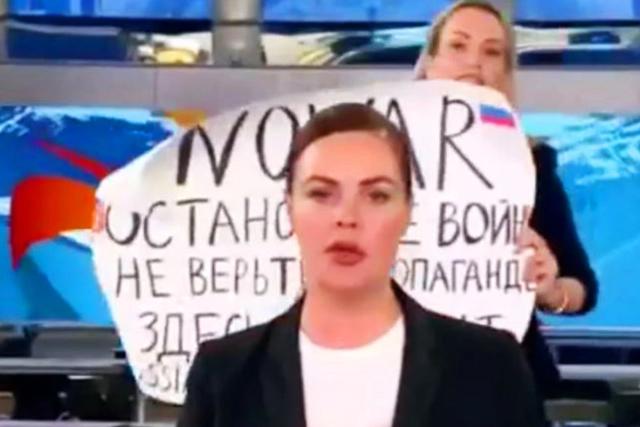 러시아 뉴스에 ‘다 <strong>거짓말</strong>이야’ 적힌 피켓 들고 등장했던 여성의 최후
