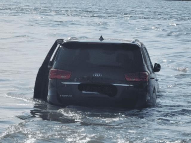 "주차비 아끼려다 침수..." 바닷가에 떠내려 간 자동차가 된 사연에 네티즌 관심