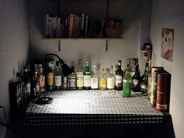 책과 알코올과 밤의 시간, 책바(CHAEG BAR)