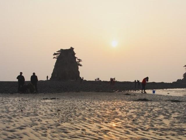 바람이 머물다 가는 회색 서해의 매력, 꽃지 <strong>해수욕장</strong>의 일몰