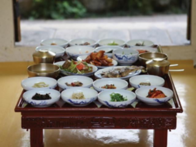 100년 된 여관, 스무 가지 반찬에 감탄!