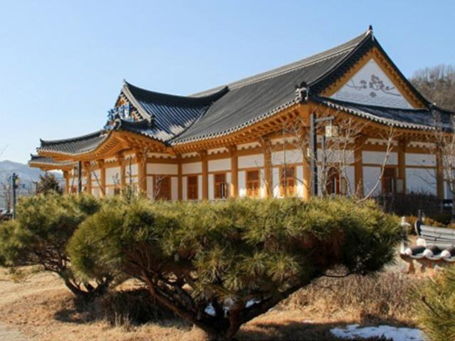 예술과 낭만의 도시 <strong>춘천</strong>으로 떠나는 봄맞이 근교<strong>여행</strong>