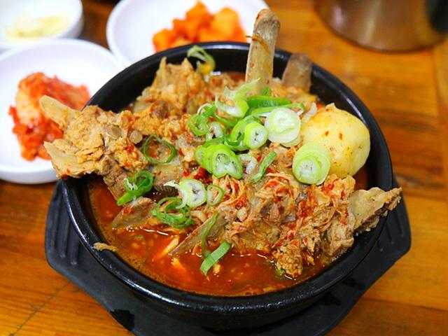 산더미 통뼈와 칼칼한 국 푸짐한 ‘감자탕’ <strong>맛집</strong>