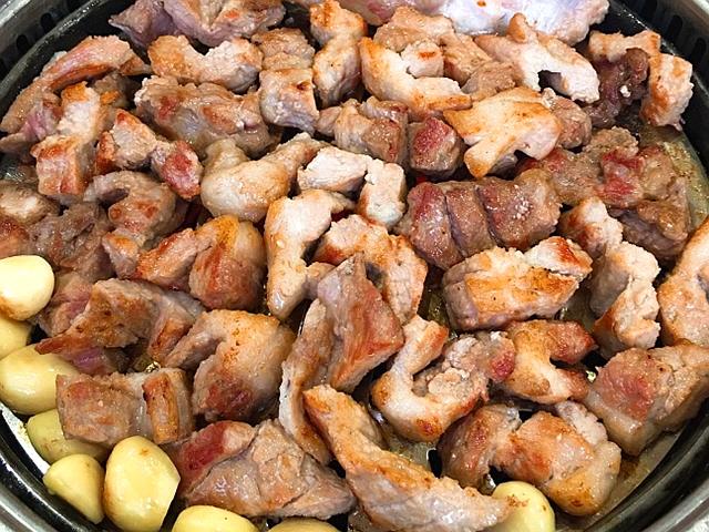"인생 돼지고기를 만나다 육즙 터지는 돼지구이 <strong>맛집</strong>"
