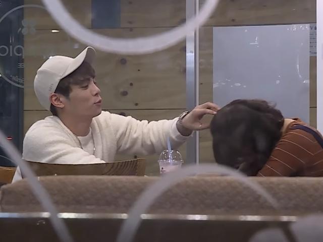 좋아하는 연예인이 우는 나를 달래준다면? #9 <strong>샤이니</strong> <strong>종현</strong>