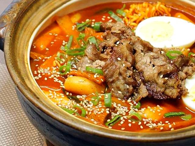 매콤한 떡볶이 w/바삭한 고소함, 차돌박이 떡볶이