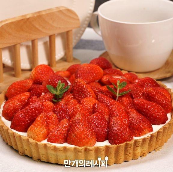 상큼한 딸기가 톡톡!<br>부드러운생크림에 퐁당! 딸기타르트