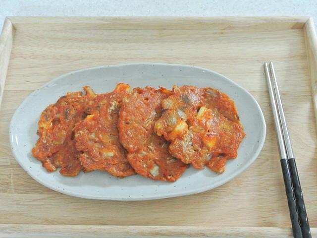 윤식당은 저리가라! 칼칼한 오징어<strong>김치전</strong> 만들기