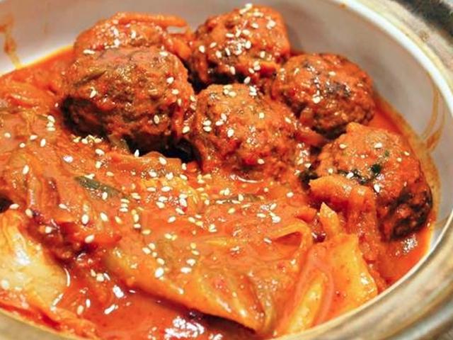 풍성하게 나누기 좋은, 소고기완자<strong>묵은지</strong>찜