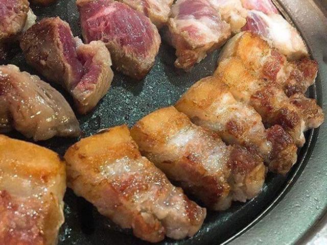 두툼하니 <strong>육즙</strong>이 팡팡 터지는 삼겹살 맛집