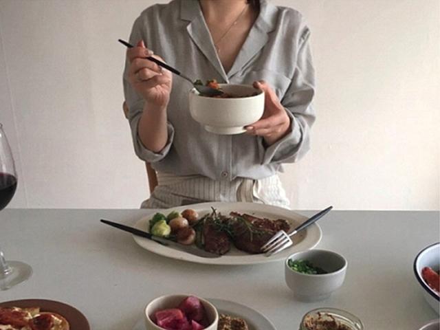 혼자 먹는 밥은 ()이다, ‘<strong>1인</strong>용 식탁’