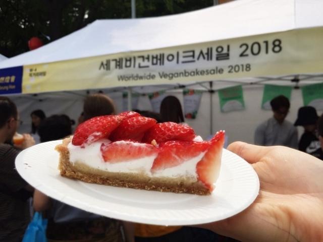 “처음 먹어본 비건빵, 너무 달지 않아 좋네요”…<strong>연등회</strong>에서 열린 ‘비건베이크세일’ 참가해보니…