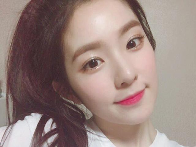 유독 <strong>얼굴</strong>이 백옥같이 하얀 스타