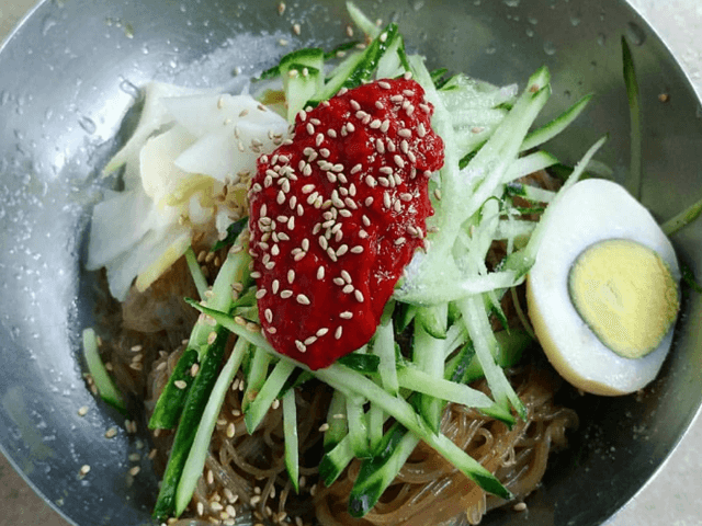 코끝이 찡하게 후루룩! 스트레스 풀리는 매운냉면~