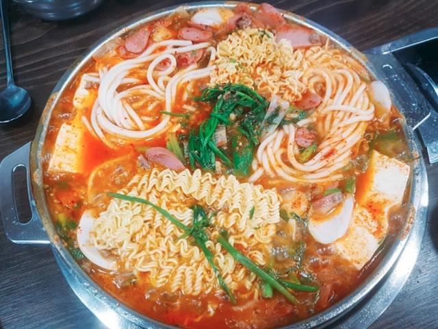 컨버전스의 향연 <strong>부대찌개</strong> 맛집