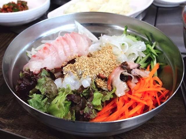 온 천지 약초에 그릇마다 담긴 바다 – 울릉도의 다양한 <strong>맛집</strong>