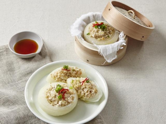 <strong>두부</strong>를 맛있게 품었다…‘양파<strong>두부</strong>찜’